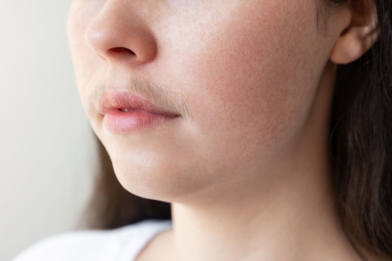 Una mujer con bigote natural