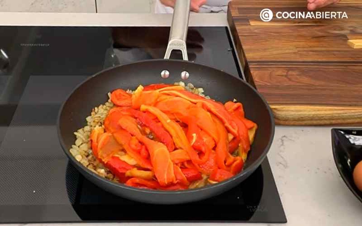 Agrega los pimientos asados en tiras