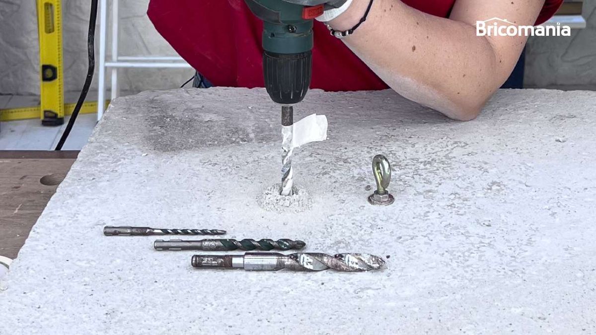 Persona taladrando hormigón