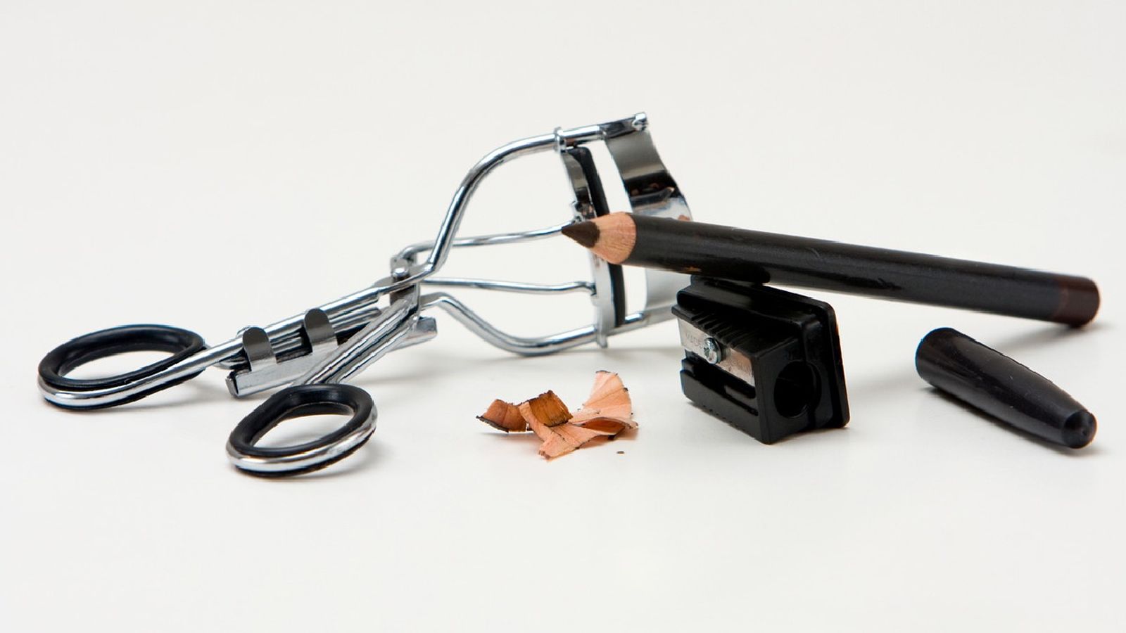 Afilar el lápiz de ojos de forma periódica, ayuda a mantenerlo en buen estado