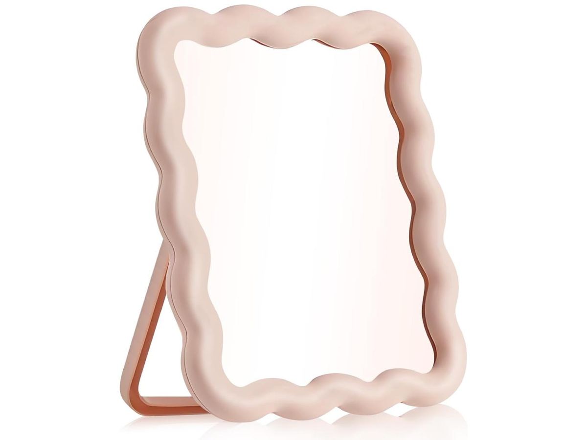 Espejo rosa con marco ondulado.