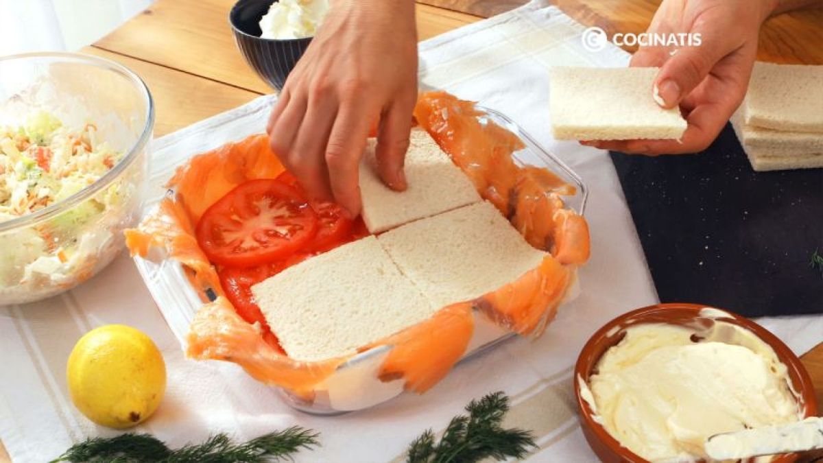 Preparamos el pastel de salmón, tomate, ensaladilla y pan de molde