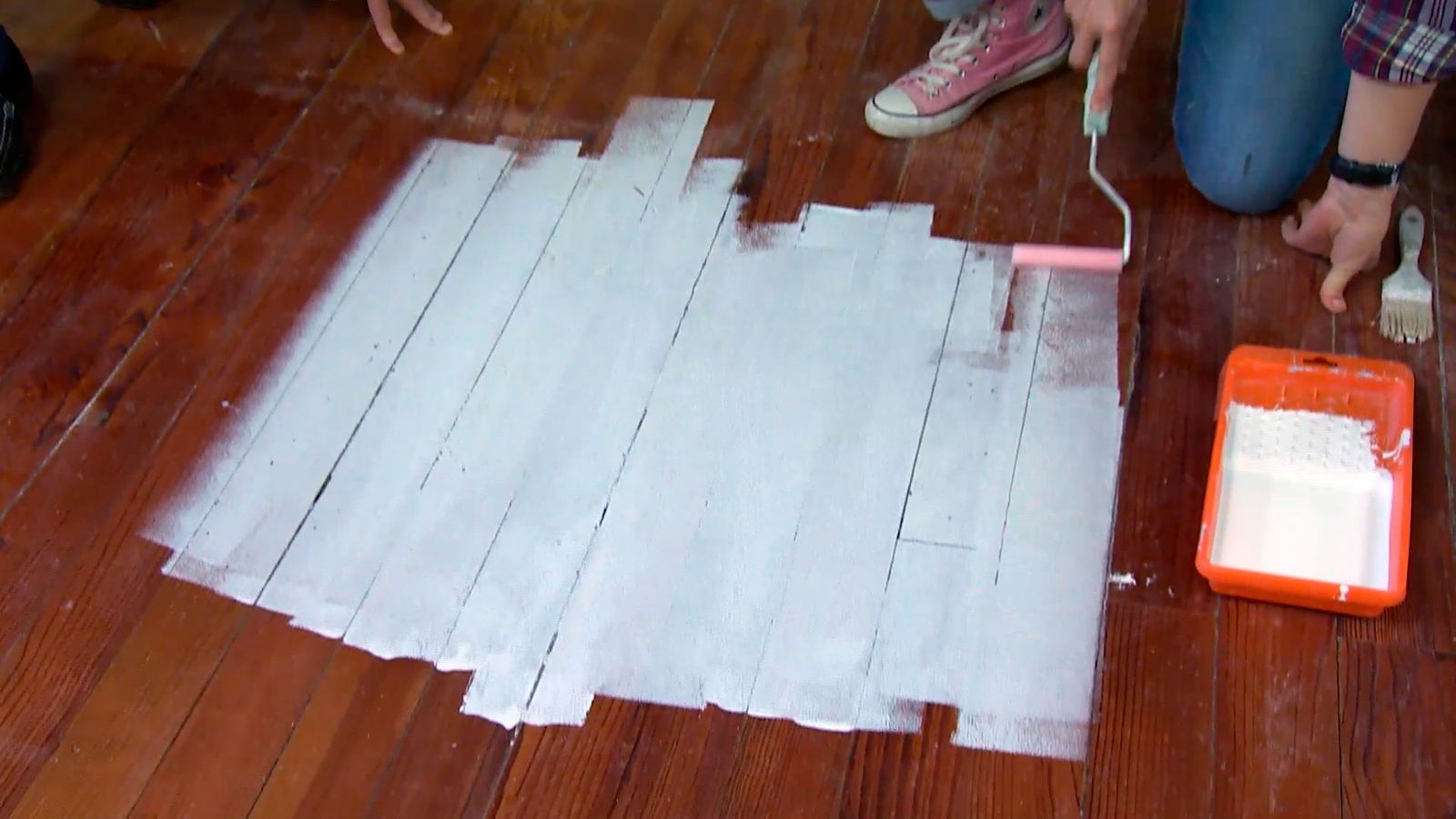 DEKO673 pintar suelo madera diseno rombos paso1