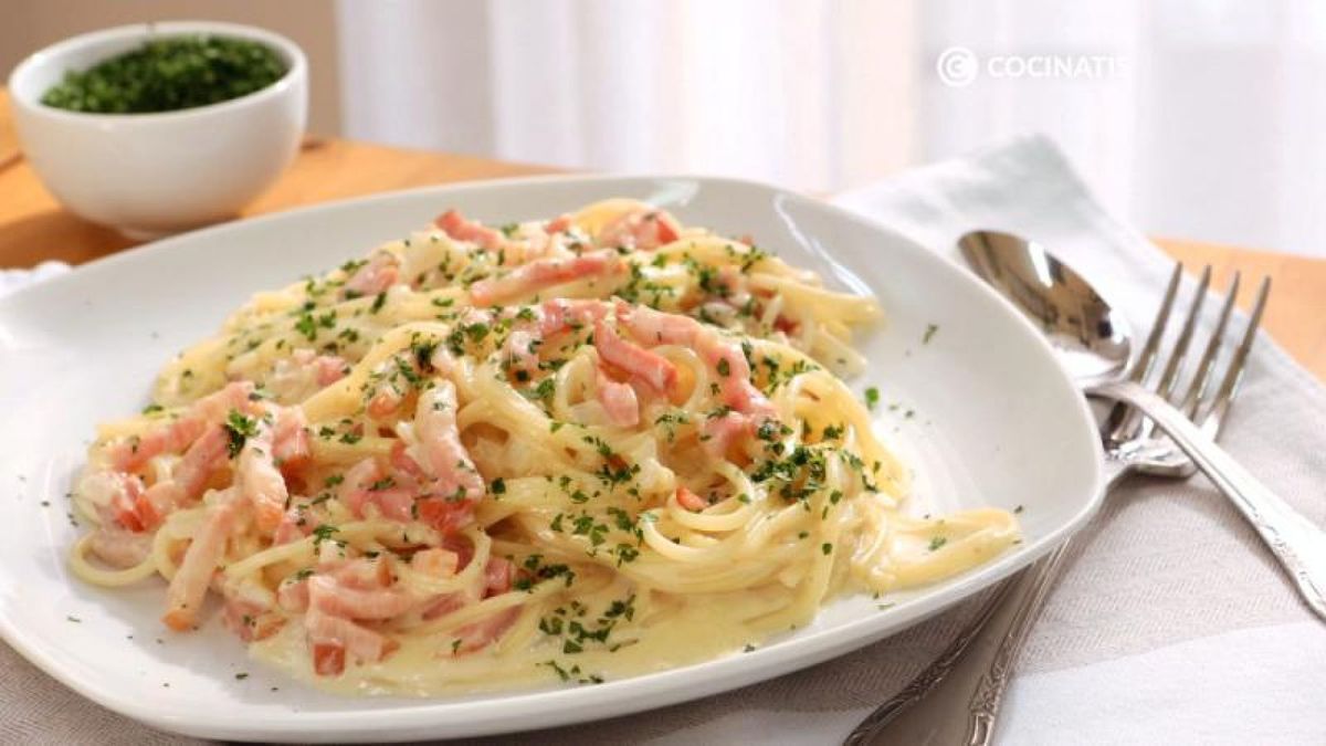 Sirve los espaguetis a la carbonara