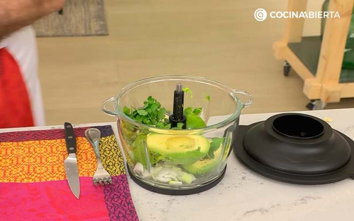 Pon los ingredientes en la picadora