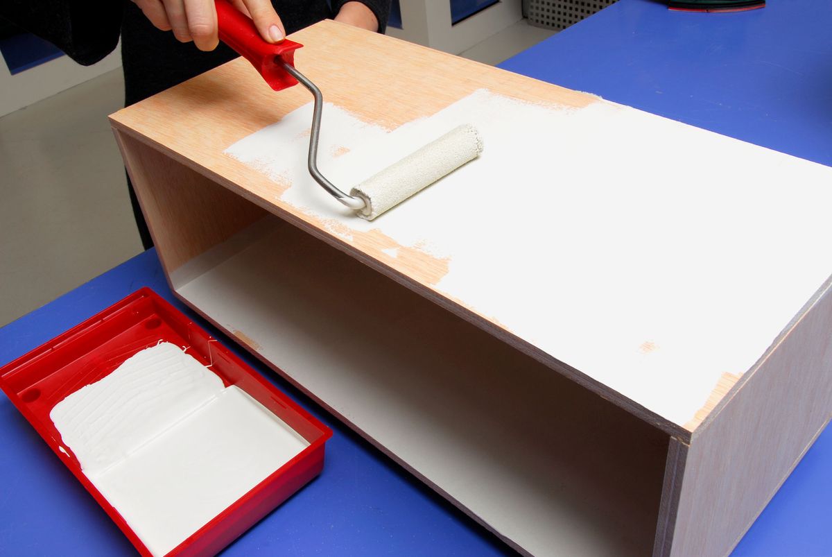 Mesa de centro decorada con la técnica collage paso 3