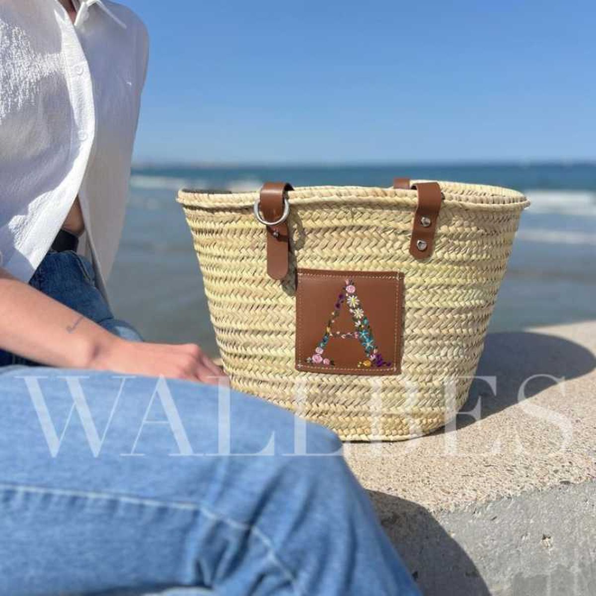 Capazo con parche de cuero.