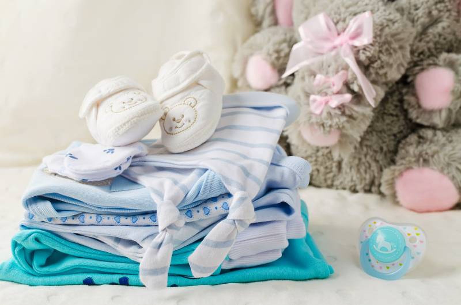 Ropa de bebé limpia y doblada