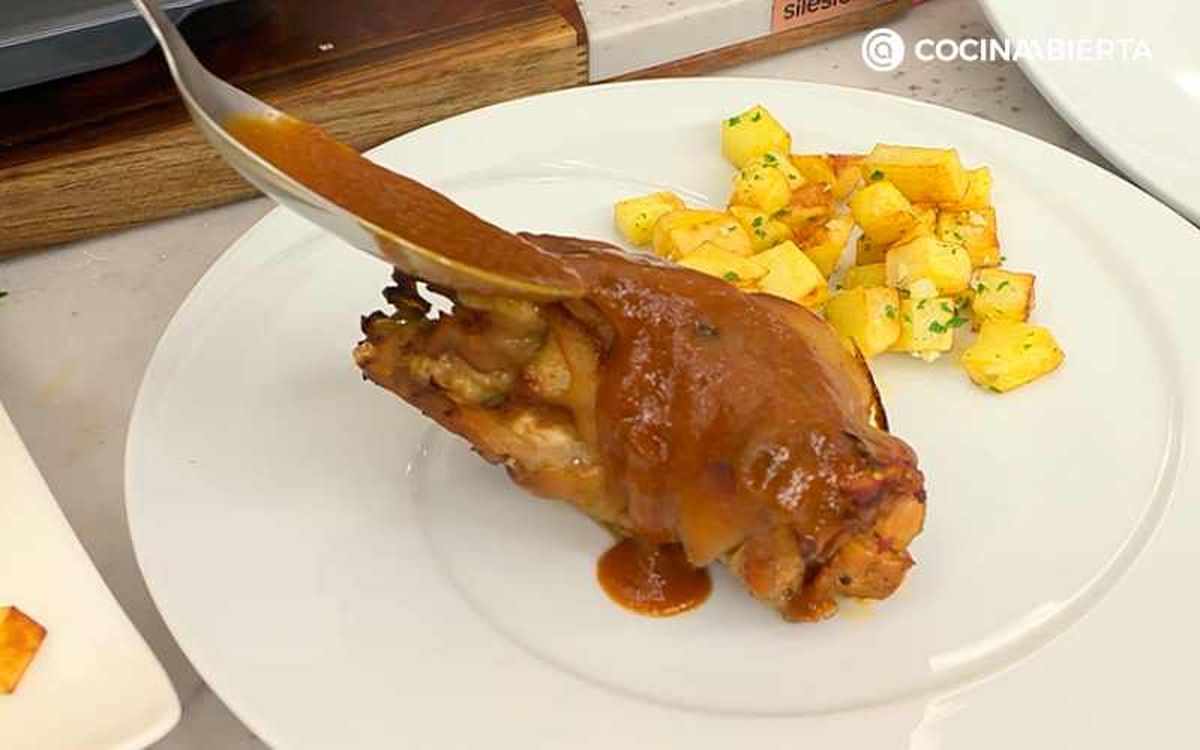 Sirve las manitas de cerdo cocidas y asadas en el horno