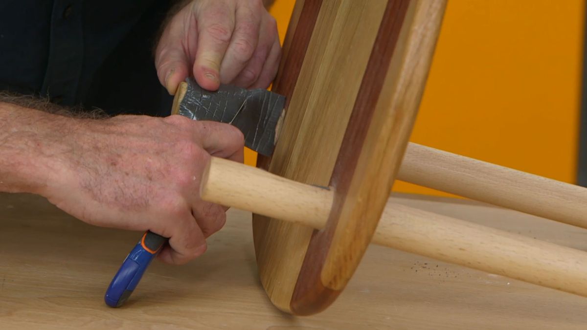 Cómo hacer un soporte de madera para la guitarra paso 12