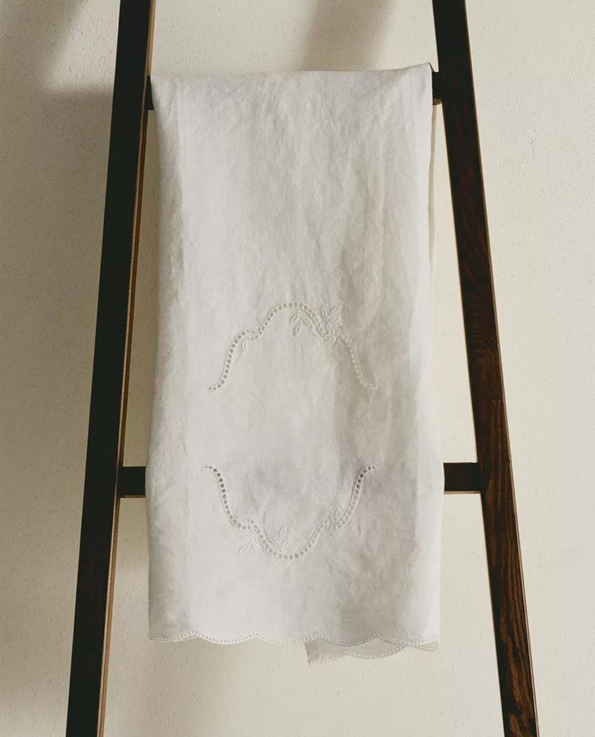 Toalla de baño de lino bordada.