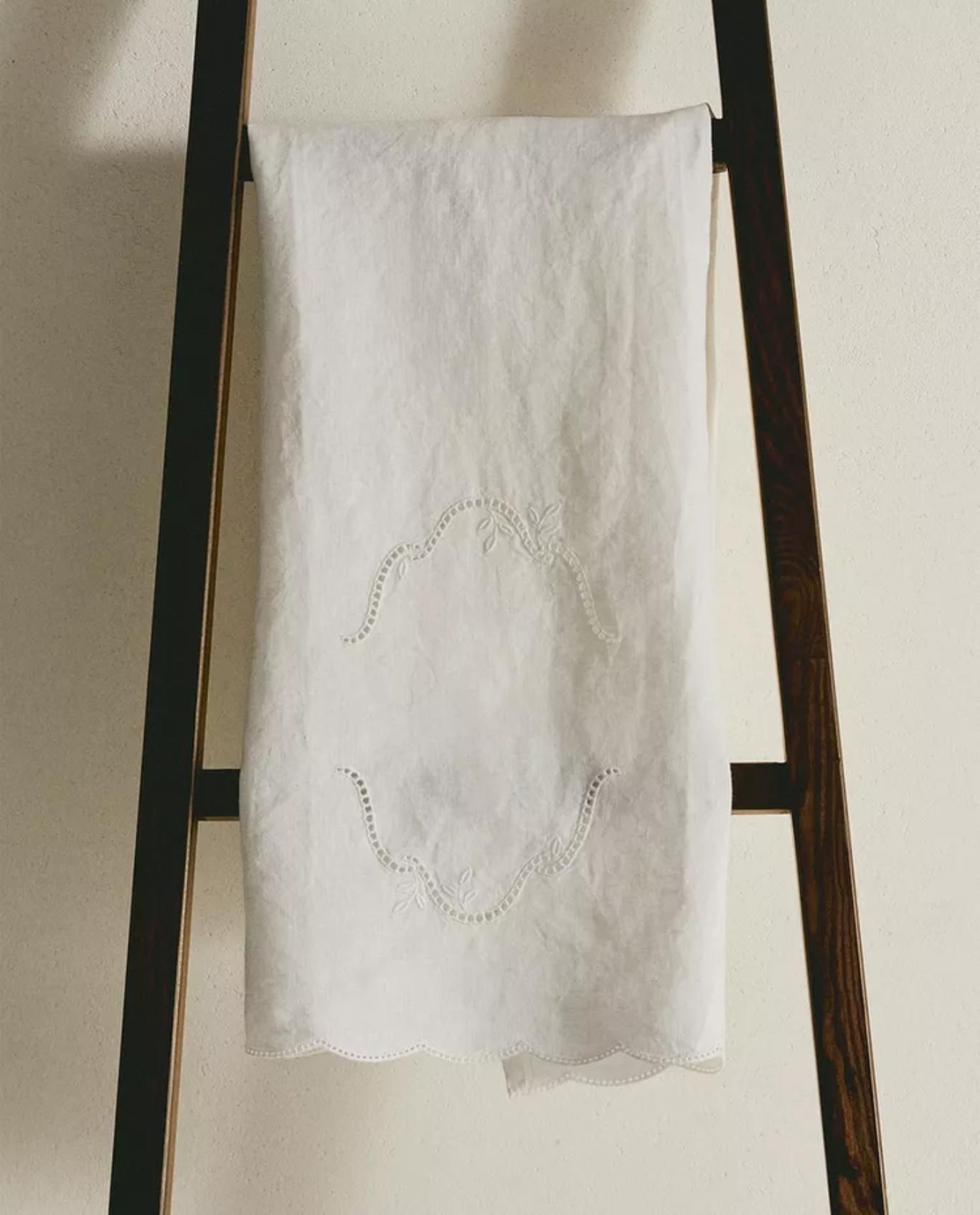 Toalla de baño de lino bordada.