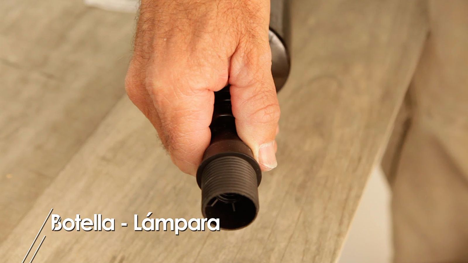 Cómo hacer una lámpara de mesa con una botella de cristal paso 7