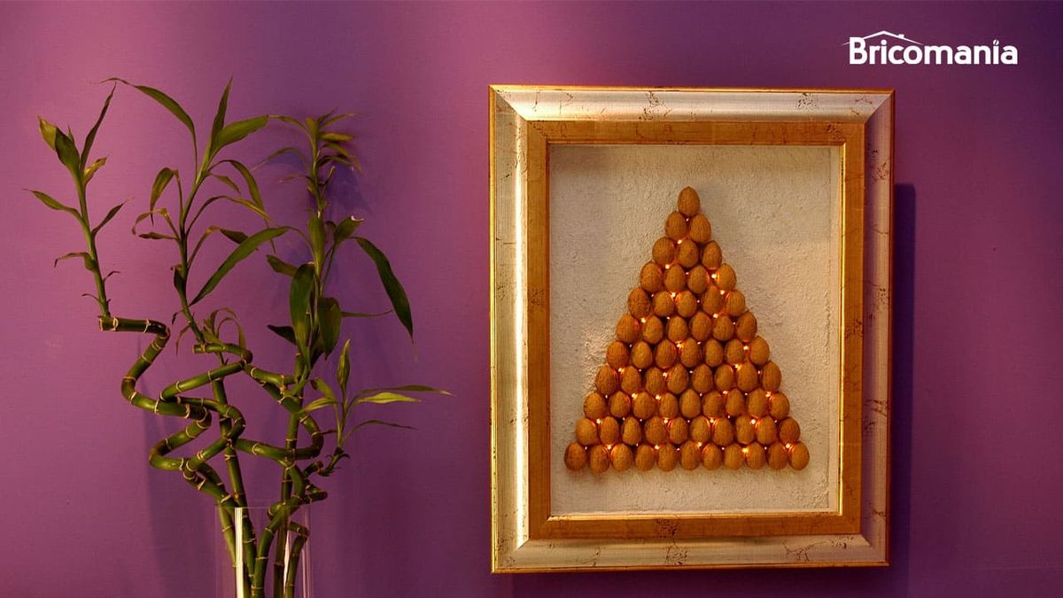 arbol de navidad en la pared principal