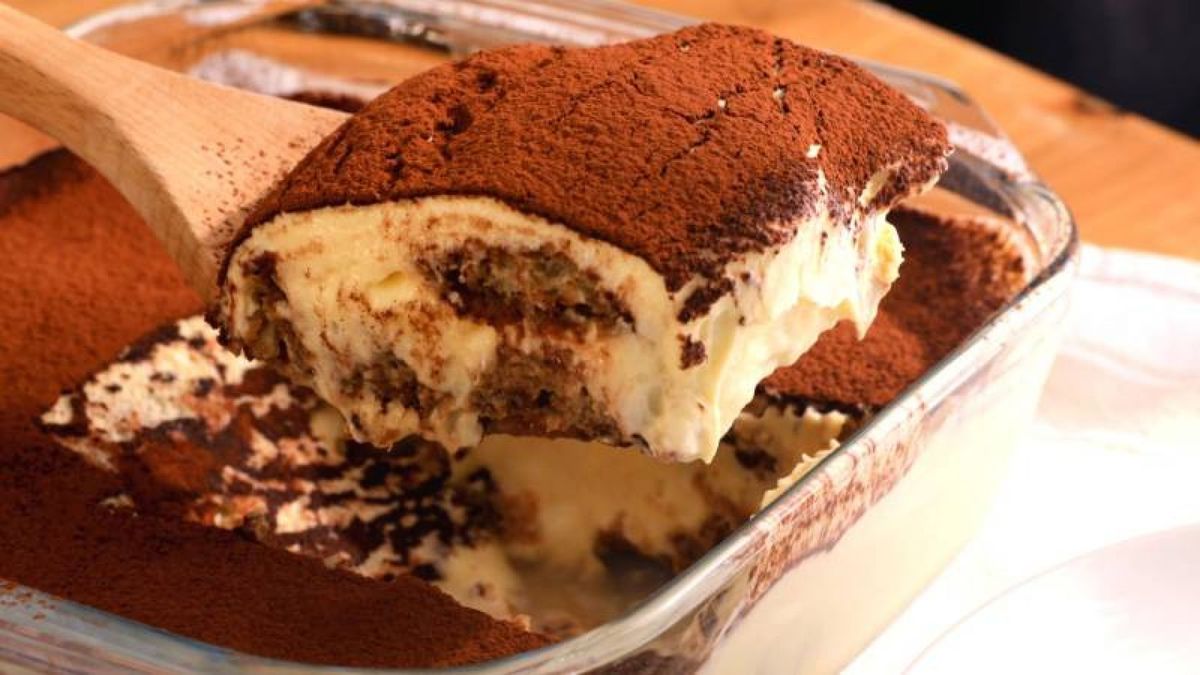 Desmolda y corta el tiramisú en porciones perfectas para disfrutar de este delicioso postre