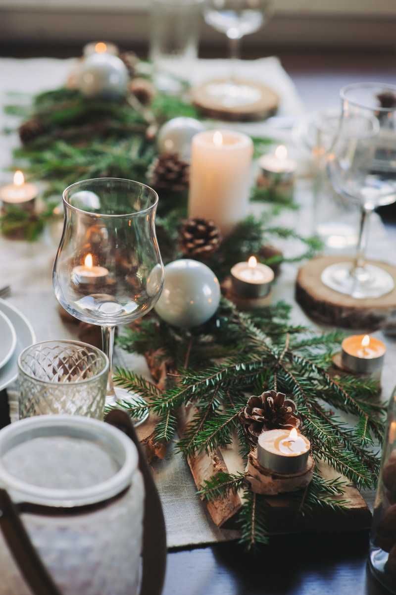 Mesa de Navidad con adornos de estilo nórdico con piñas.