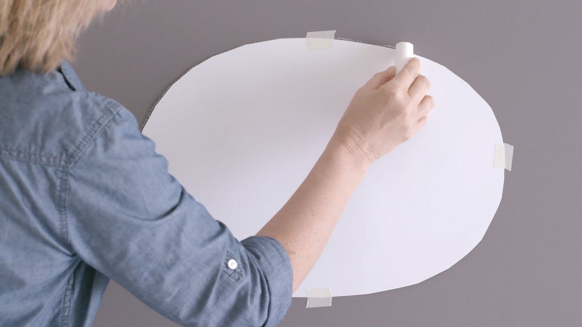 Cómo pintar formas ovaladas en la pared paso 4