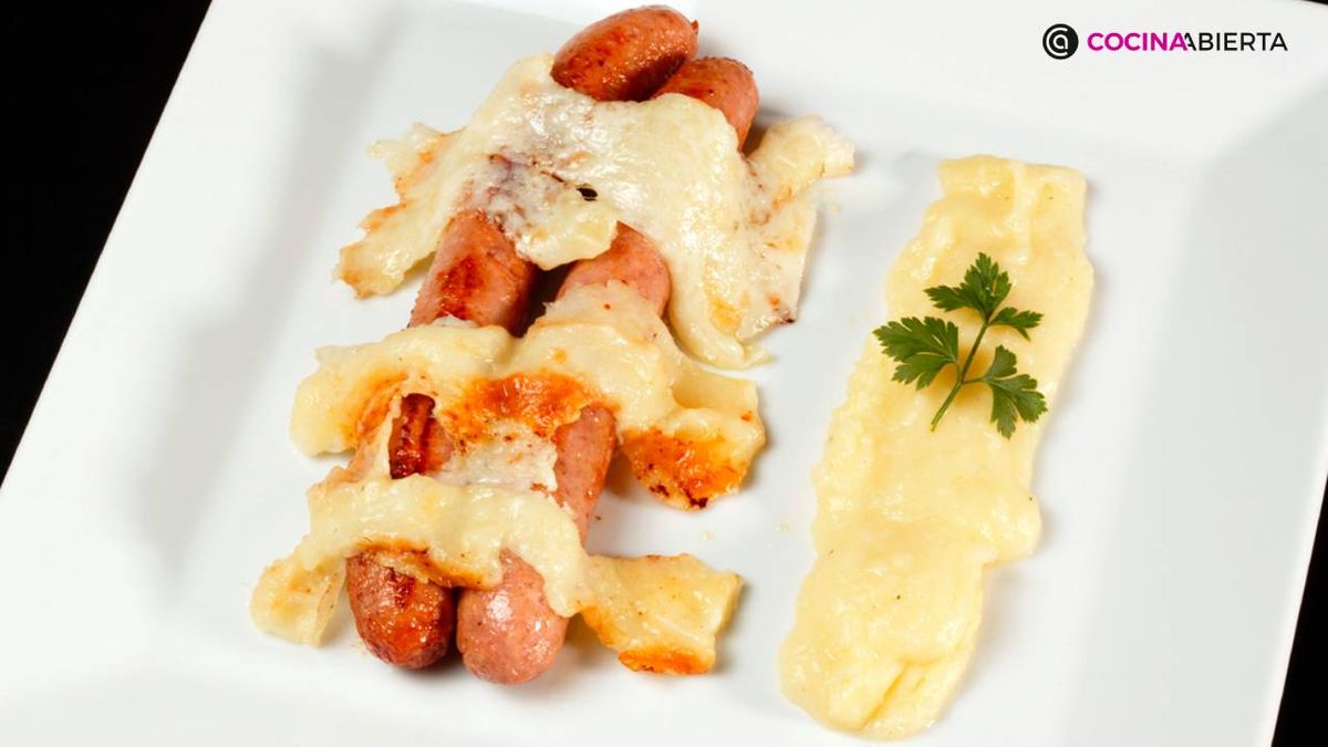 Las salchichas con puré de patata y queso gratinado son un plato sencillo y delicioso