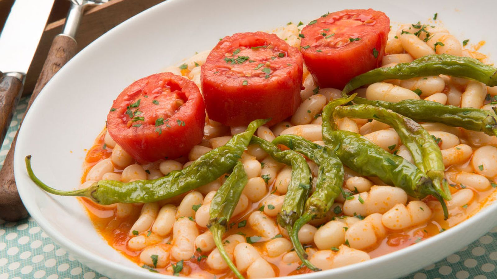 pochas guindillas fritas tomates asados