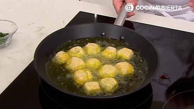 Las croquetas de espinacas de Karlos Arguiñano "fáciles de hacer y de comer"   paso 5