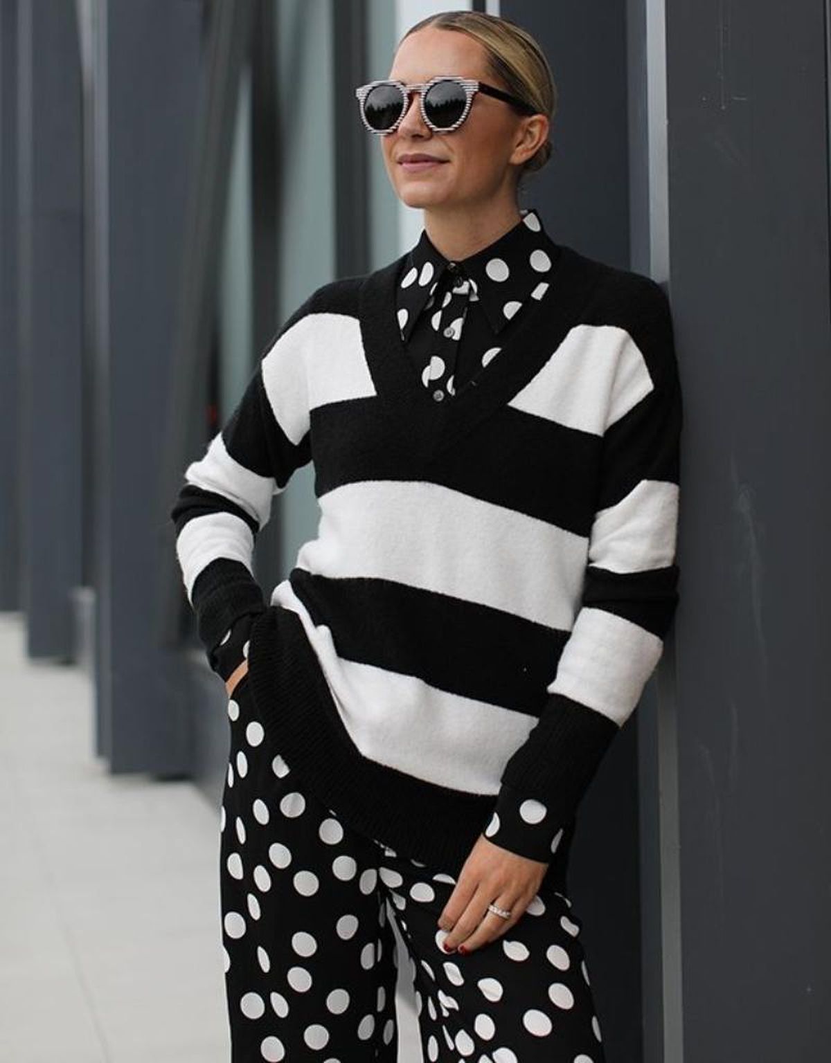 Combinación de lunares y rayas anchas en la misma gama de colores