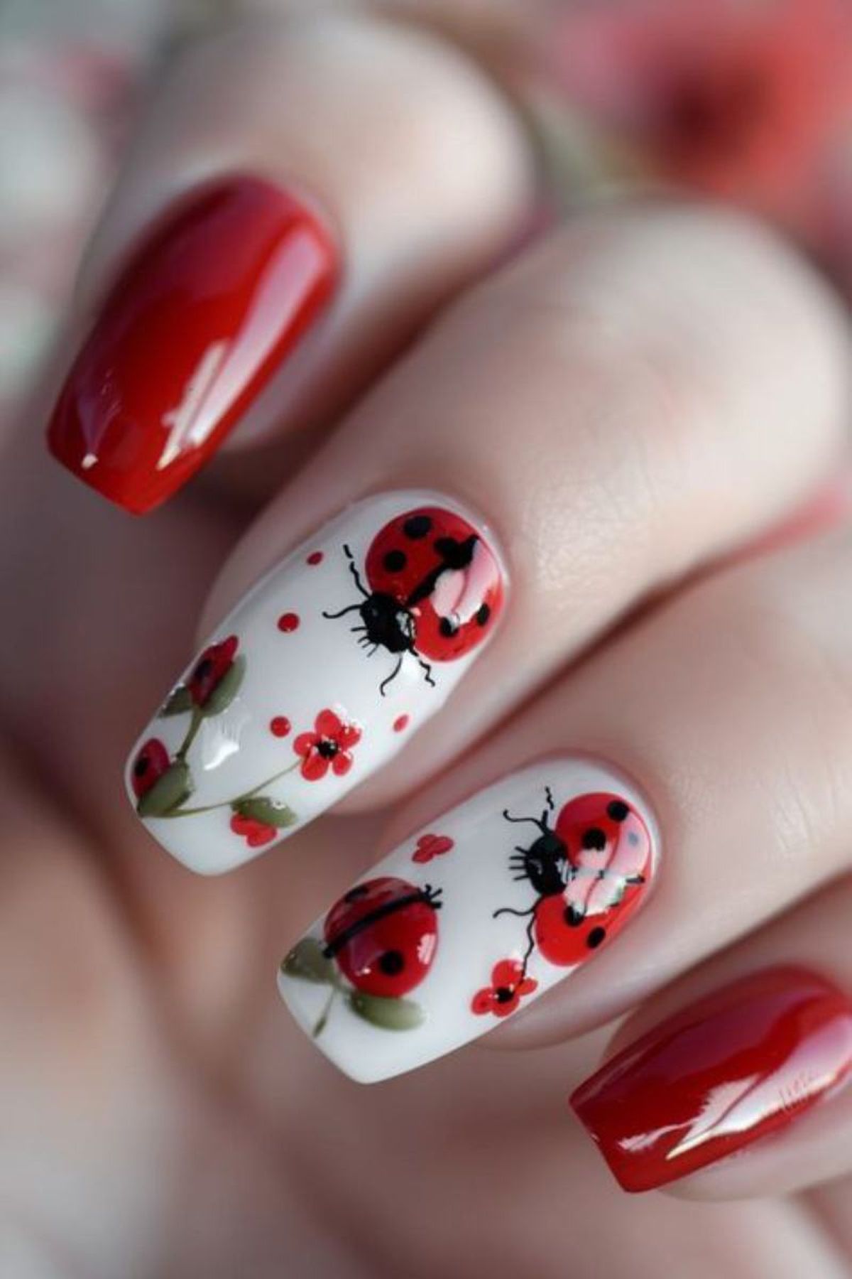 Combinación de uñas lisas con uñas con mariquitas