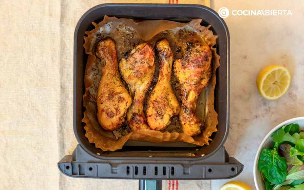 Muslos de pollo y la cesta de la freidora de aire