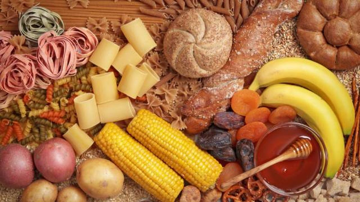 Los carbohidratos están en la lista de alimentos para entrenar y ganar masa muscular