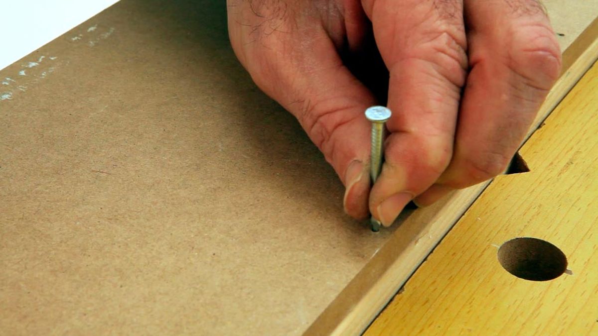 Embutir clavos en madera paso 4