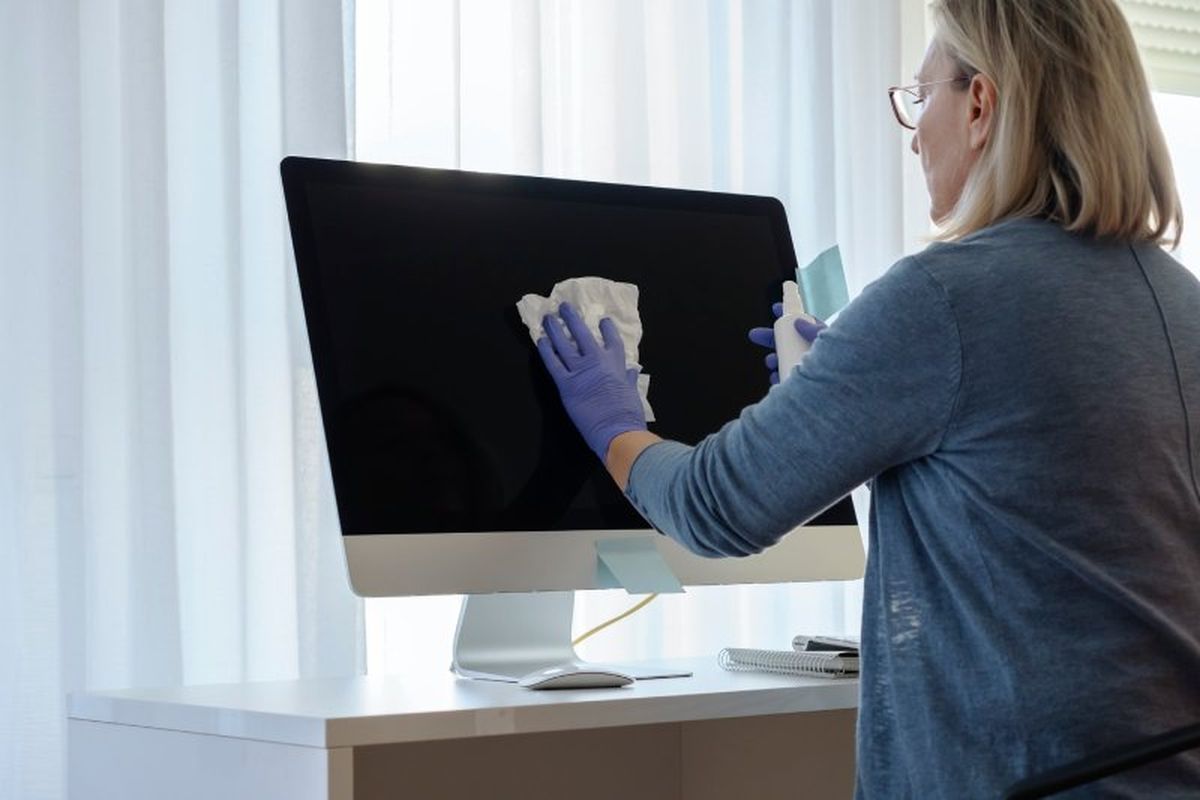 Limpieza de pantallas electrónicas con alcohol isopropílico