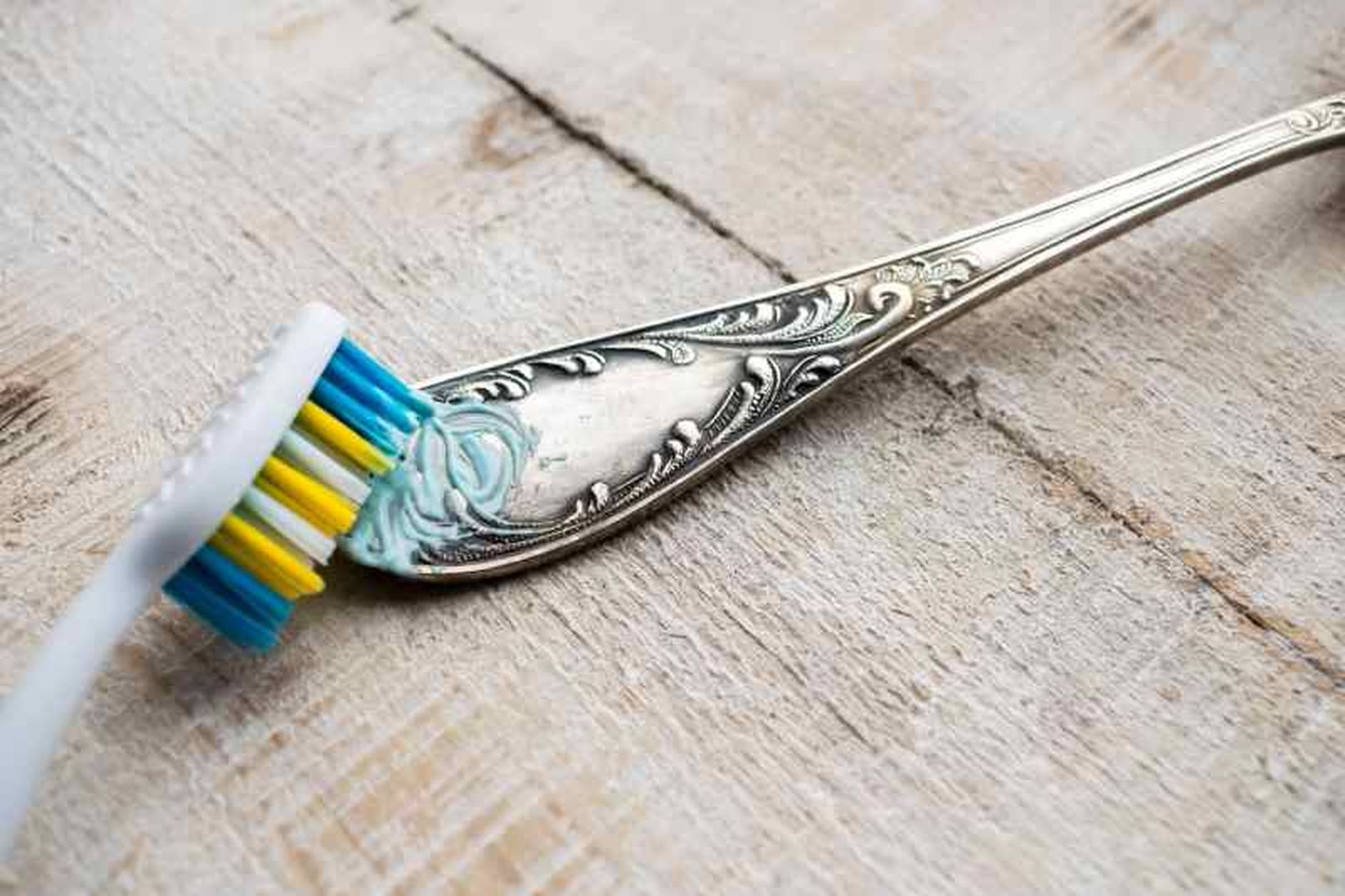 Limpieza de un cubierto de plata con pasta dental