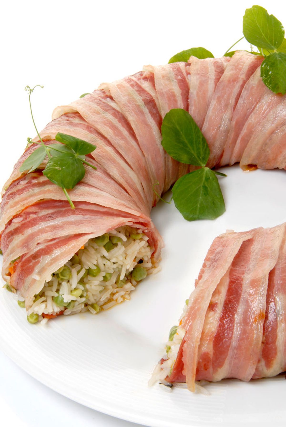 Corona de arroz con guisantes y panceta