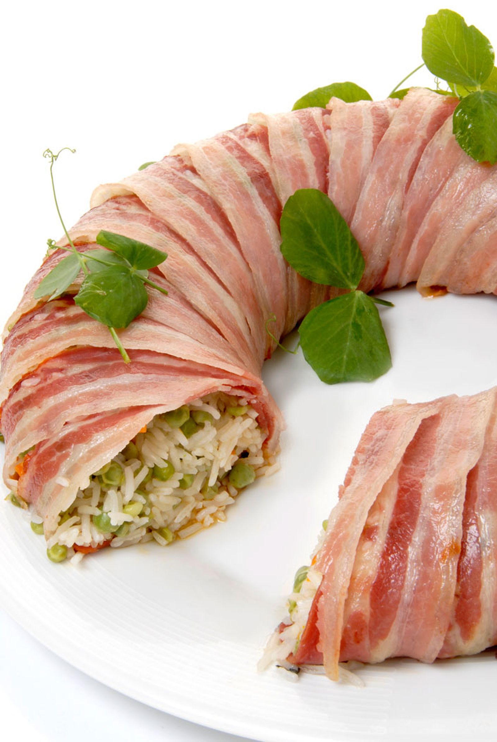 Corona de arroz con guisantes y panceta