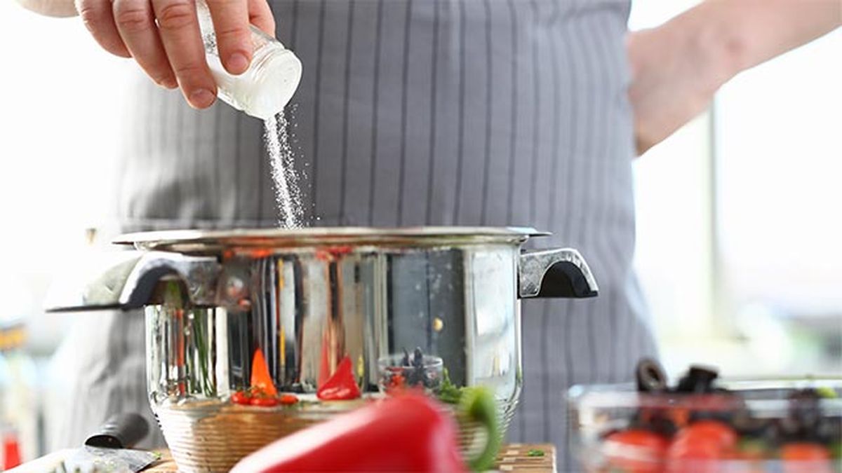 retencion de liquidos sintomas causas y alimentos para combatirla sal