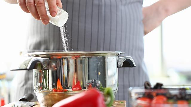 retencion de liquidos sintomas causas y alimentos para combatirla sal