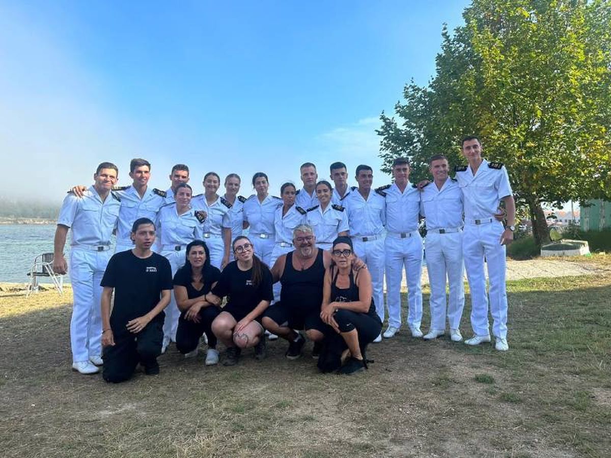 La princesa Leonor con sus compañeros de la Escuela Naval en la Tapería Bocatería D'Elvi (Moaña, Pontevedra)