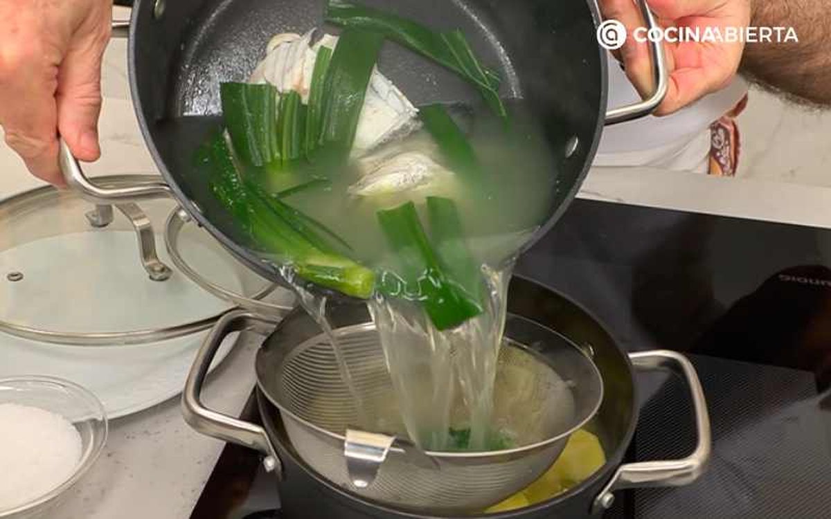 Cuece las patatas con el caldo de pescado