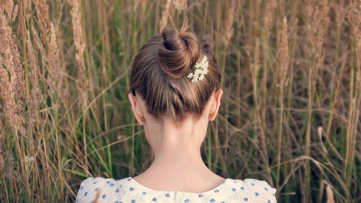 Moño top knot con adorno floral