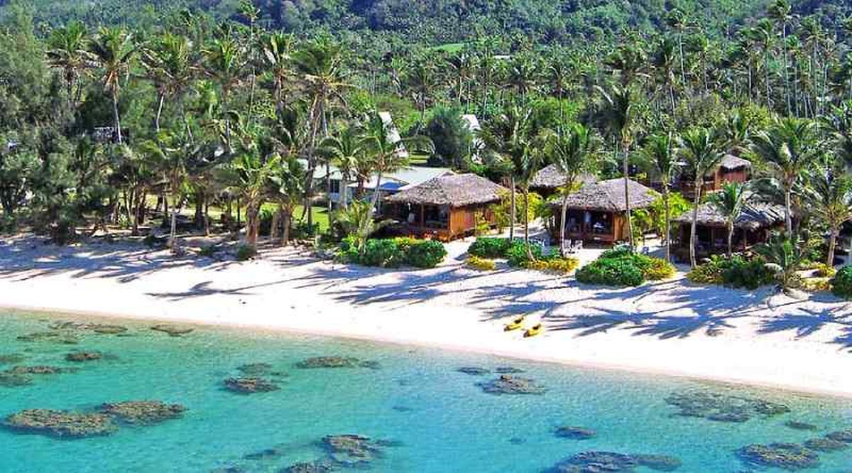 VIsta de la playa y los bungalows de Rarotonga en las islas Cook