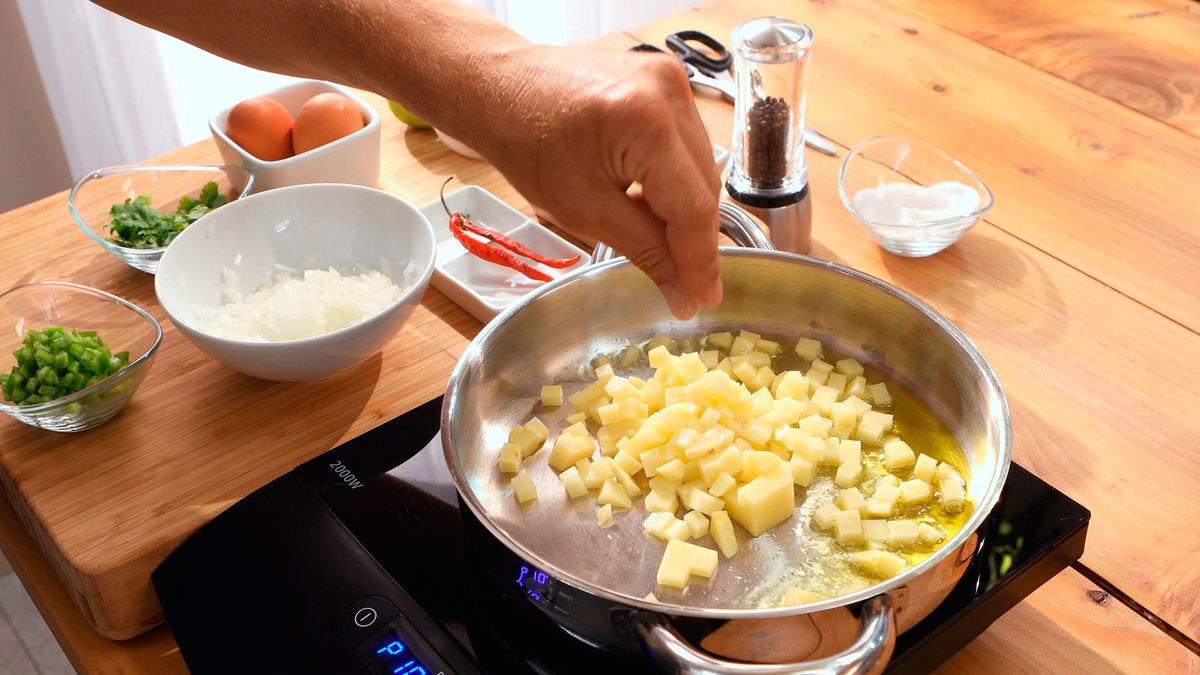 Sartén de patatas, huevos y aguacate   Paso 2
