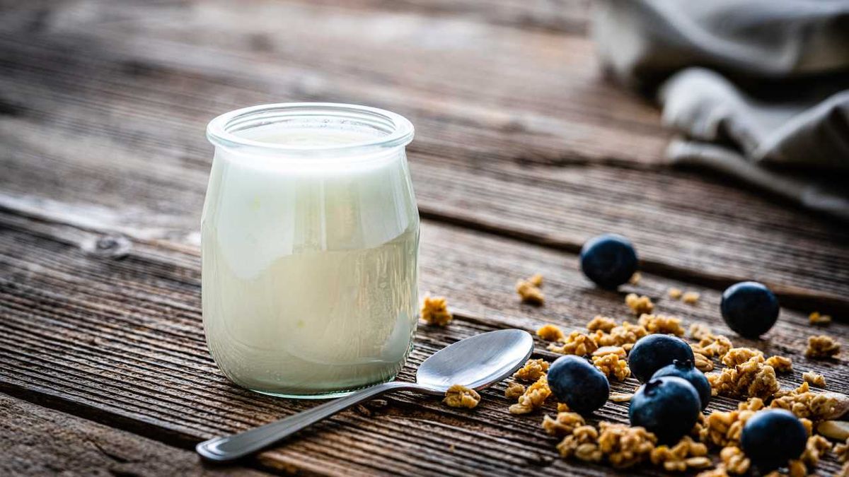 Tarro de yogur de cristal.
