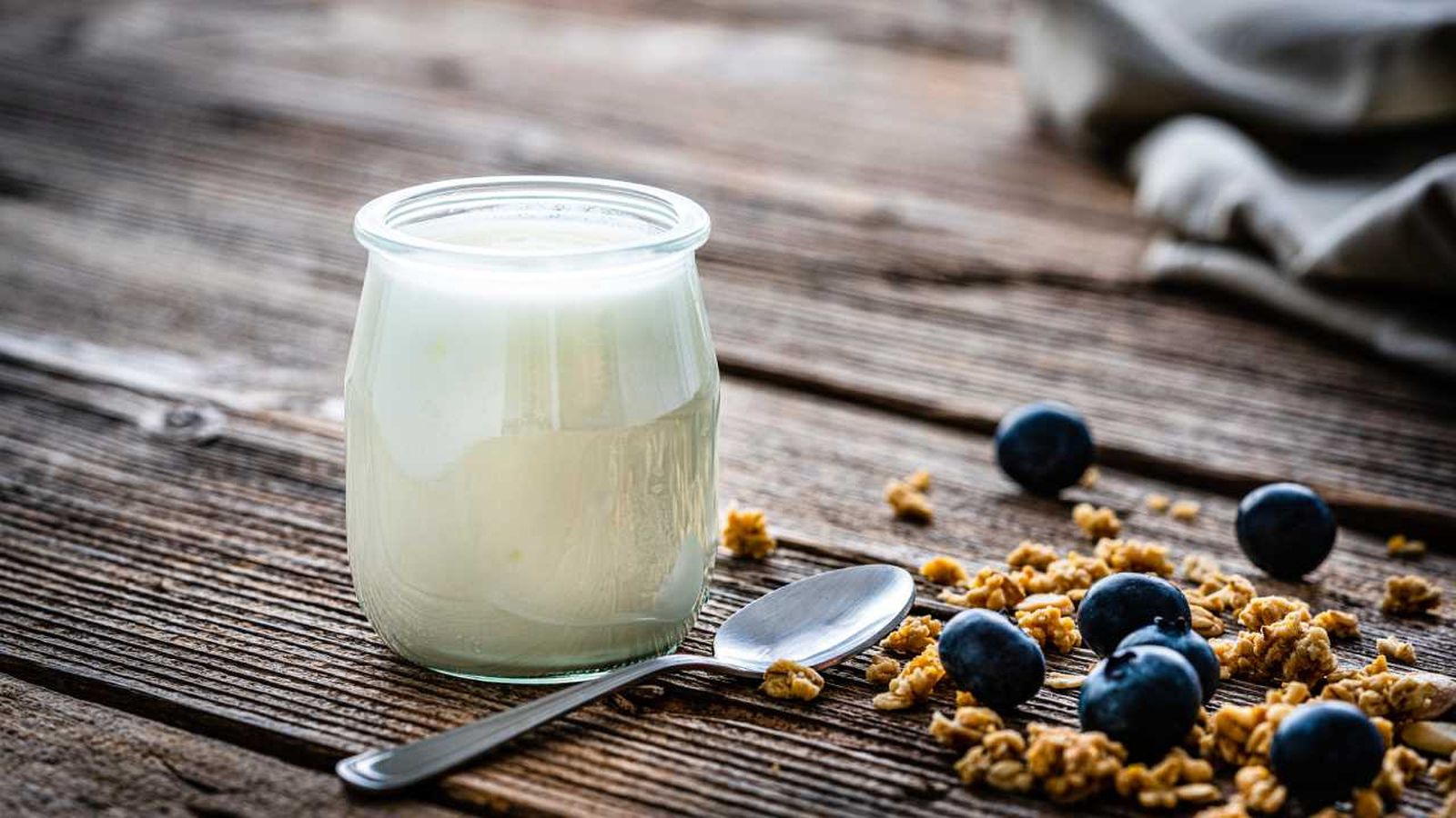 Tarro de yogur de cristal.