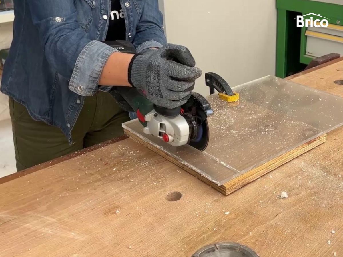 Cortar un trozo de metacrilato