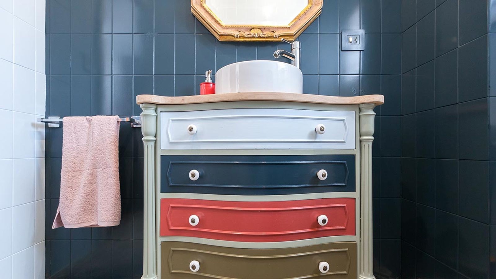 Baño azul de estilo barroco despues 17   copia