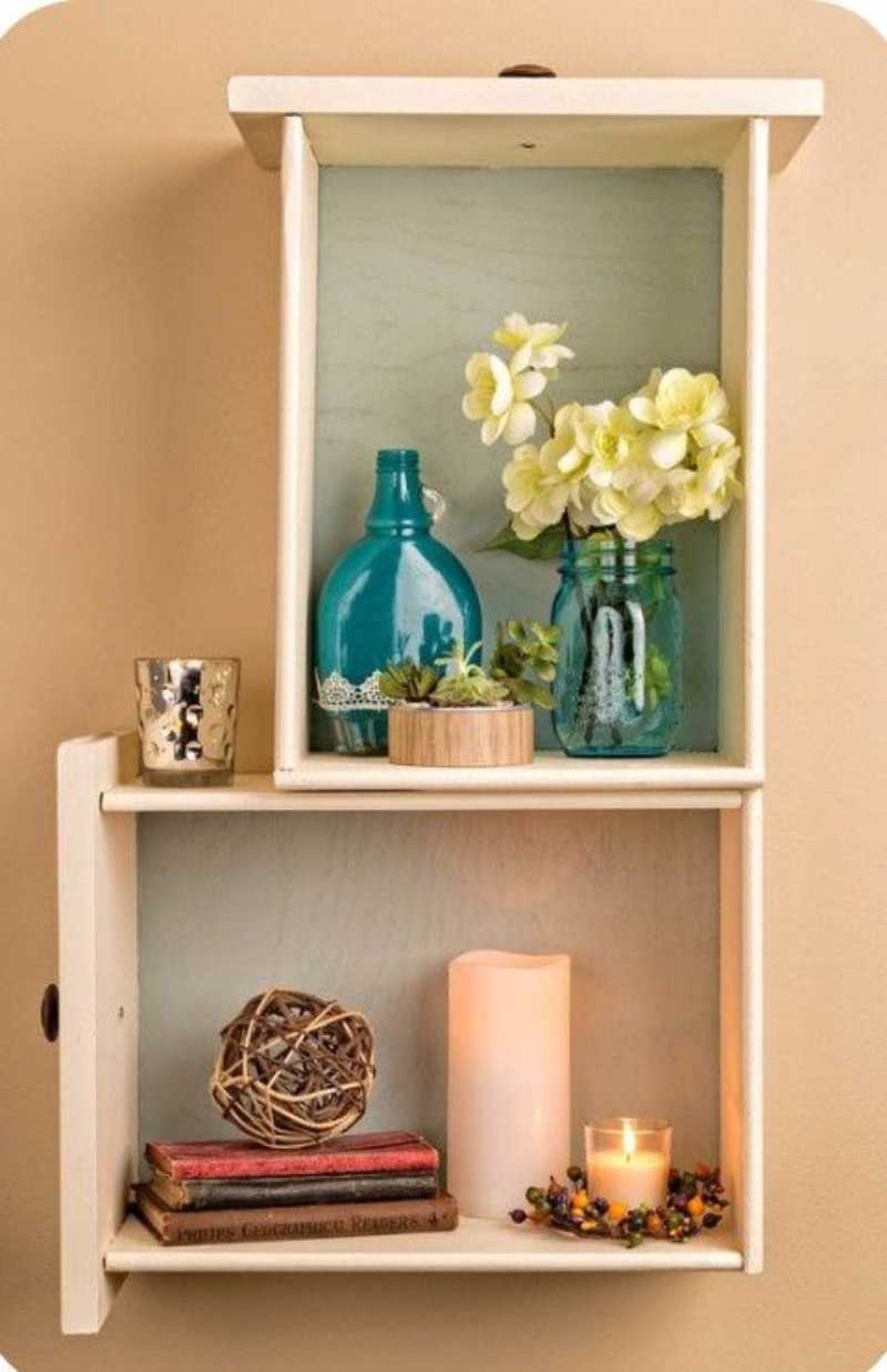 Baldas hechas con cajones de madera para el salón.