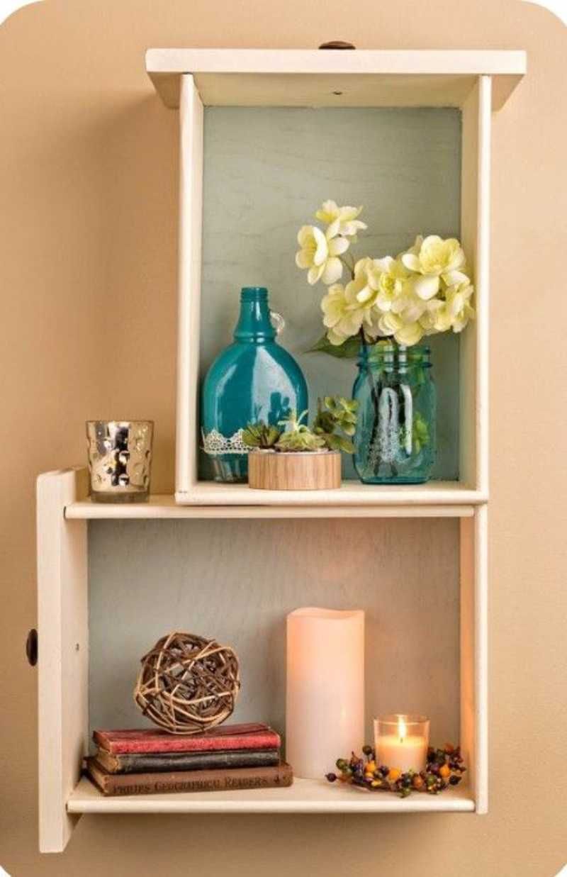 Baldas hechas con cajones de madera para el salón.