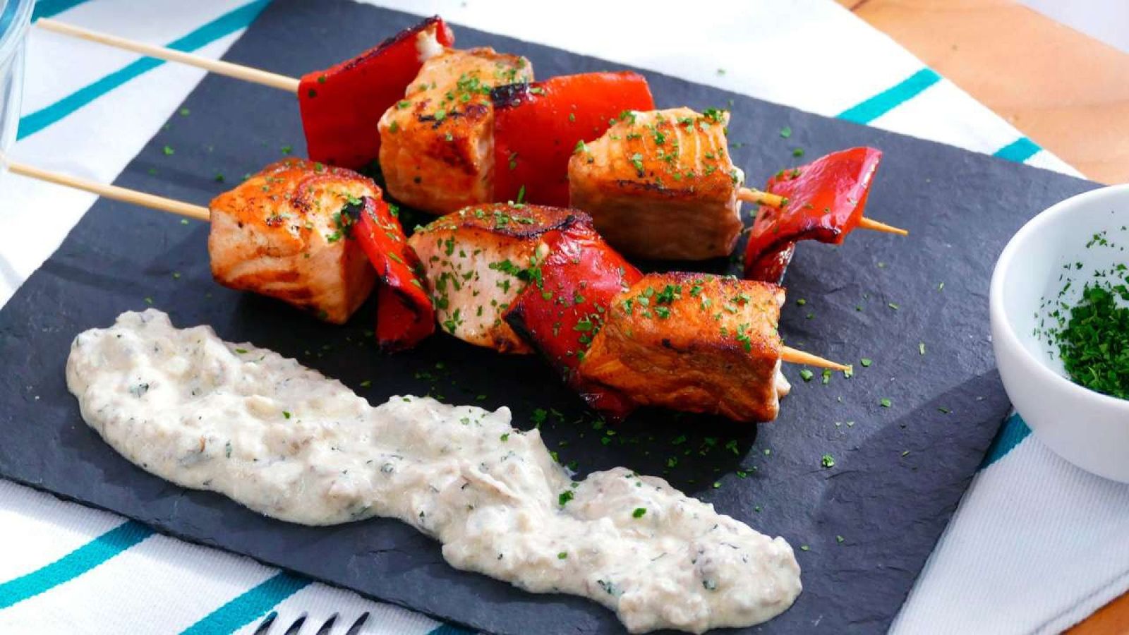 Brochetas de salmón con ensalada turca de berenjena