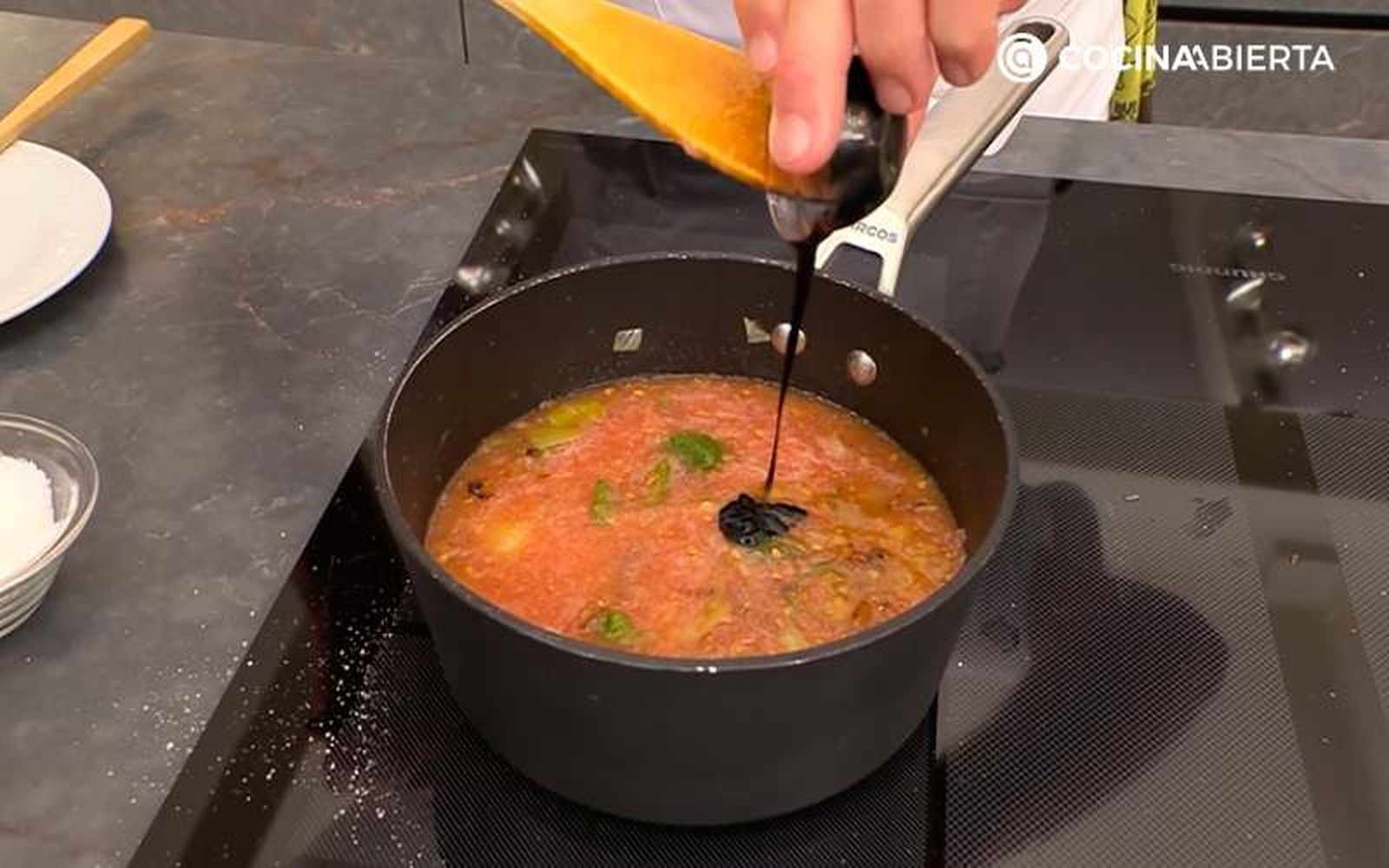 Deja que la salsa se cocine a fuego medio con la tinta de calamar