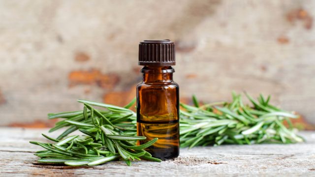 aceite de romero para el pelo cuales son sus beneficios y como se utiliza 1
