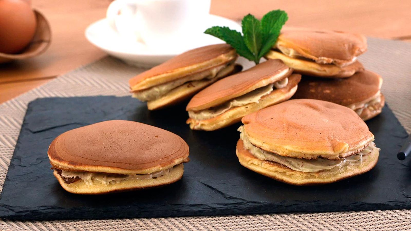 Receta de dorayakis japoneses, rellenos de chocolate blanco y té verde matcha